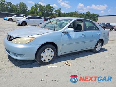 2005 TOYOTA CAMRY LE 4T1BE32K75U989808 - główne zdjęcie licytacji z USA - miniatura