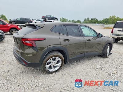 Trzecie zdjęcie samochodu z tyłu: 2024 CHEVROLET TRAX LS VIN:KL77LFE24RC021011 - miniatura