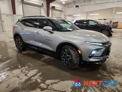 Czwarte zdjęcie samochodu z boku: 2023 CHEVROLET BLAZER RS VIN:3GNKBKRS7PS190649 - miniatura