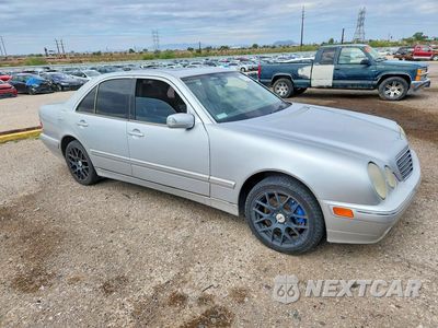 Czwarte zdjęcie samochodu z boku: 2000 MERCEDES-BENZ E 430 VIN:WDBJF83J6YX034323 - miniatura