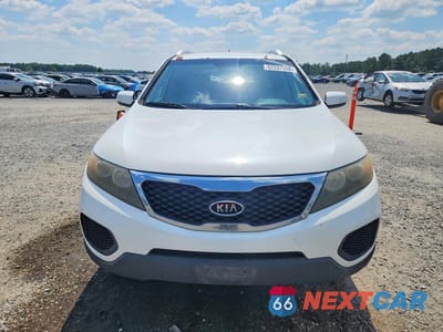Piąte zdjęcie samochodu w środku: 2011 KIA SORENTO LX VIN:5XYKTDA23BG074016 - miniatura