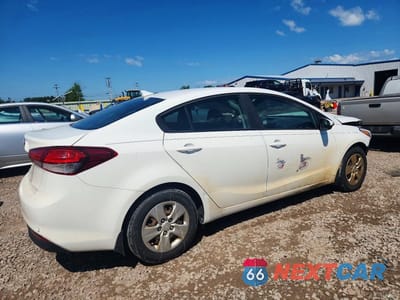 Trzecie zdjęcie samochodu z tyłu: 2017 KIA FORTE LX VIN:3KPFK4A71HE071508 - miniatura