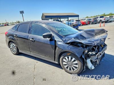 Czwarte zdjęcie samochodu z boku: 2016 FORD FOCUS S VIN:1FADP3E23GL297501 - miniatura