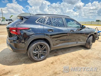Trzecie zdjęcie samochodu z tyłu: 2024 CHEVROLET TRAX ACTIV VIN:KL77LKE27RC246807 - miniatura