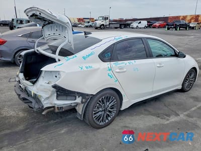 Trzecie zdjęcie samochodu z tyłu: 2023 KIA FORTE GT LINE VIN:3KPF54AD6PE599623 - miniatura