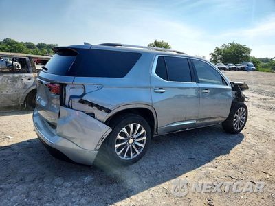 Trzecie zdjęcie samochodu z tyłu: 2023 CHEVROLET TRAVERSE PREMIER VIN:1GNEVKKW9PJ104177 - miniatura