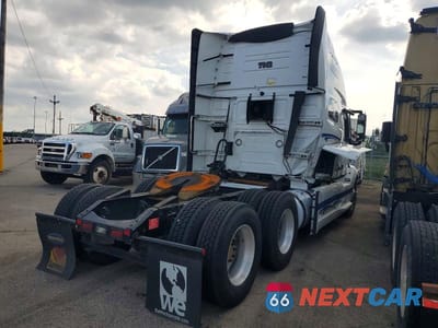 Czwarte zdjęcie samochodu z boku: 2019 VOLVO VNL SEMI TRUCK VIN:4V4NC9EH3KN873574 - miniatura