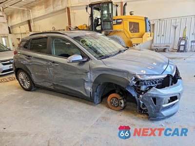 Czwarte zdjęcie samochodu z boku: 2021 HYUNDAI KONA SEL PLUS VIN:KM8K6CAA8MU601117 - miniatura