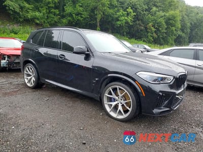 Czwarte zdjęcie samochodu z boku: 2021 BMW X5 M VIN:5YMJU0C03M9F45965 - miniatura