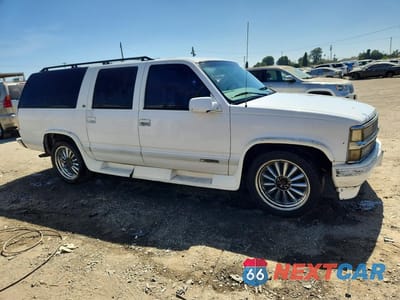 Czwarte zdjęcie samochodu z boku: 1999 CHEVROLET SUBURBAN C1500 VIN:3GNEC16R1XG187383 - miniatura