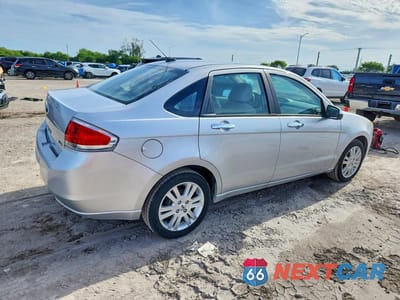 Trzecie zdjęcie samochodu z tyłu: 2010 FORD FOCUS SEL VIN:1FAHP3HN5AW260933 - miniatura