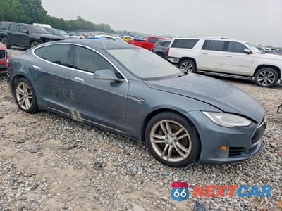 Czwarte zdjęcie samochodu z boku: 2013 TESLA MODEL S VIN:5YJSA1AC2DFP10190 - miniatura