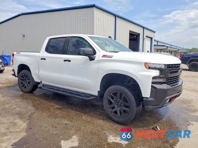 Czwarte zdjęcie samochodu z boku: 2021 CHEVROLET SILVERADO K1500 LT TRAIL BOSS VIN:1GCPYFED0MZ453591 - miniatura
