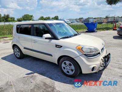 Czwarte zdjęcie samochodu z boku: 2013 KIA SOUL BASE VIN:KNDJT2A50D7770620 - miniatura