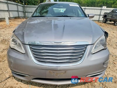 Piąte zdjęcie samochodu w środku: 2013 CHRYSLER 200 LX VIN:1C3CCBABXDN734125 - miniatura