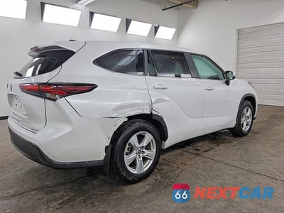 Trzecie zdjęcie samochodu z tyłu: 2025 TOYOTA HIGHLANDER LE VIN:5TDKDRBH5SS588045 - miniatura