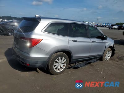 Trzecie zdjęcie samochodu z tyłu: 2019 HONDA PILOT LX VIN:5FNYF5H1XKB038402 - miniatura
