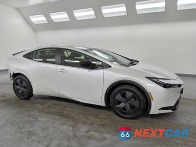 Czwarte zdjęcie samochodu z boku: 2025 TOYOTA PRIUS LE VIN:JTDACAAU9S3061299 - miniatura