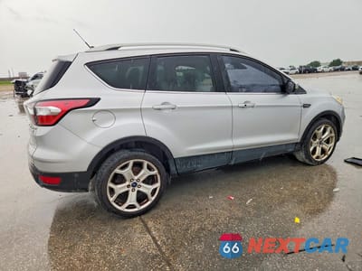 Trzecie zdjęcie samochodu z tyłu: 2018 FORD ESCAPE VIN:1FMCU0J97JUB72546 - miniatura