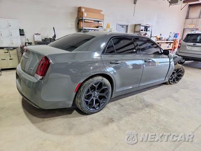 Trzecie zdjęcie samochodu z tyłu: 2019 CHRYSLER 300 S VIN:2C3CCABG8KH639122 - miniatura
