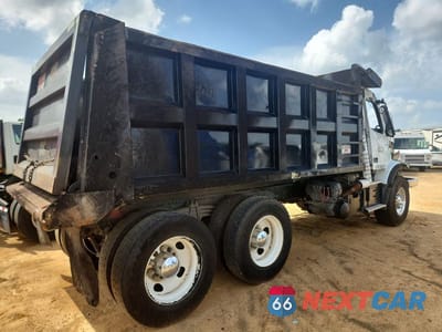 Trzecie zdjęcie samochodu z tyłu: 2022 VOLVO VHD DUMP TRUCK VIN:4V5KC9EH6NN303099 - miniatura