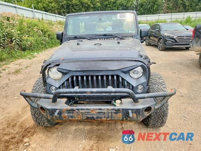 Piąte zdjęcie samochodu w środku: 2018 JEEP WRANGLER UNLIMITED SPORT VIN:1C4BJWDG8JL912584 - miniatura