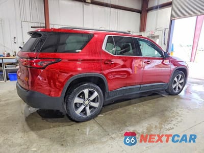 Trzecie zdjęcie samochodu z tyłu: 2023 CHEVROLET TRAVERSE LT VIN:1GNEVHKW1PJ237633 - miniatura