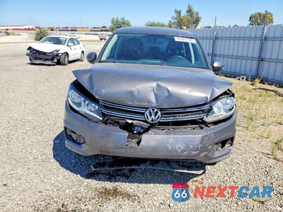 Piąte zdjęcie samochodu w środku: 2014 VOLKSWAGEN TIGUAN S VIN:WVGBV3AX5EW621354 - miniatura