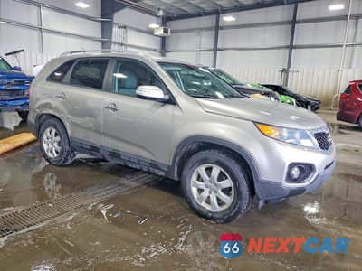 Czwarte zdjęcie samochodu z boku: 2013 KIA SORENTO LX VIN:5XYKT3A61DG353951 - miniatura