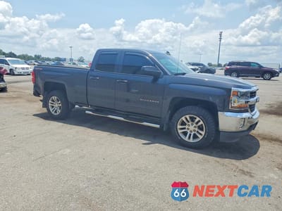 Czwarte zdjęcie samochodu z boku: 2016 CHEVROLET SILVERADO K1500 LT VIN:1GCVKREC5GZ225639 - miniatura
