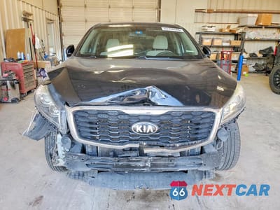 Piąte zdjęcie samochodu w środku: 2019 KIA SORENTO LX VIN:5XYPG4A30KG550032 - miniatura