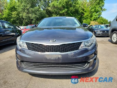 Piąte zdjęcie samochodu w środku: 2017 KIA OPTIMA LX VIN:5XXGT4L1XHG174718 - miniatura