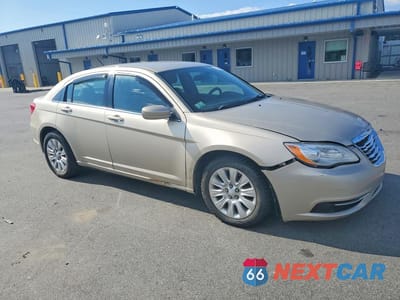 Czwarte zdjęcie samochodu z boku: 2014 CHRYSLER 200 LX VIN:1C3CCBAB3EN124097 - miniatura