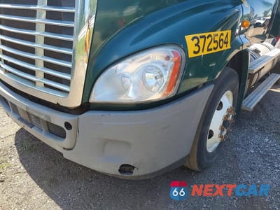 Zdjęcie 9 z 10 samochodu: 2018 FREIGHTLINER CASCADIA 113 SEMI TRUCK VIN:3AKBGADV2JSJL4392 - miniatura