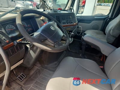 Zdjęcie 8 z 12 samochodu: 2011 VOLVO VNL SEMI TRUCK VIN:4V4NC9EJ7BN292629 - miniatura