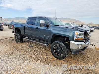Czwarte zdjęcie samochodu z boku: 2017 CHEVROLET SILVERADO K1500 LT VIN:3GCUKREC6HG291016 - miniatura