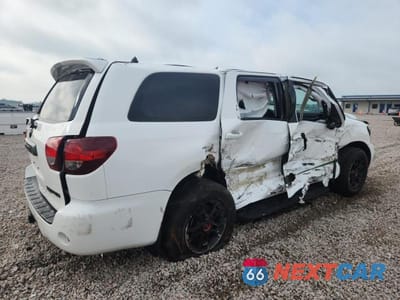 Trzecie zdjęcie samochodu z tyłu: 2020 TOYOTA SEQUOIA TRD PRO VIN:5TDBY5G11LS176926 - miniatura