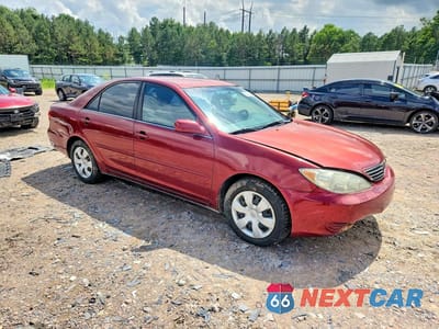 Czwarte zdjęcie samochodu z boku: 2005 TOYOTA CAMRY LE VIN:4T1BE32KX5U032475 - miniatura
