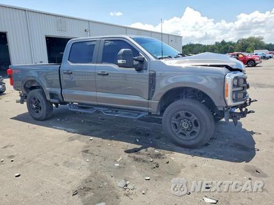 Czwarte zdjęcie samochodu z boku: 2023 FORD F350 SUPER DUTY VIN:1FT8W3BA0PED40447 - miniatura