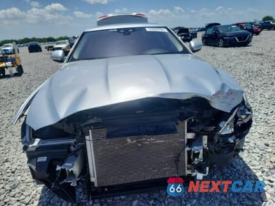 Piąte zdjęcie samochodu w środku: 2019 JAGUAR XE VIN:SAJAR4FX8KCP48374 - miniatura