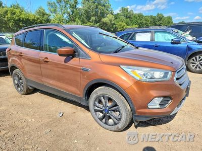 Czwarte zdjęcie samochodu z boku: 2017 FORD ESCAPE SE VIN:1FMCU9GD9HUB68251 - miniatura