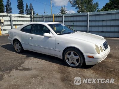 Czwarte zdjęcie samochodu z boku: 1999 MERCEDES-BENZ CLK VIN:WDBLJ65G7XF107636 - miniatura