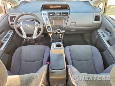 Zdjęcie 8 z 13 samochodu: 2013 TOYOTA PRIUS V TWO VIN:JTDZN3EU8D3211005 - miniatura