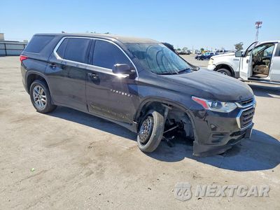 Czwarte zdjęcie samochodu z boku: 2019 CHEVROLET TRAVERSE LS VIN:1GNERFKW0KJ222302 - miniatura