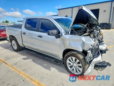 Czwarte zdjęcie samochodu z boku: 2022 CHEVROLET SILVERADO K1500 CUSTOM VIN:1GCPDBEK0NZ509565 - miniatura
