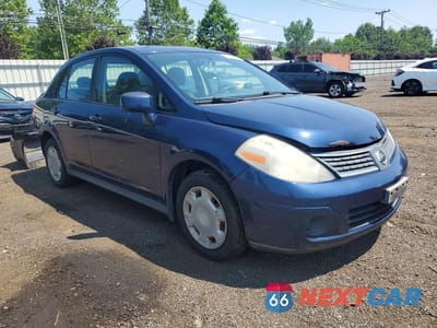 Czwarte zdjęcie samochodu z boku: 2009 NISSAN VERSA 1.8 S VIN:3N1BC11E69L446236 - miniatura
