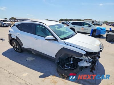 Czwarte zdjęcie samochodu z boku: 2025 HYUNDAI KONA SEL VIN:KM8HBCAB6SU288970 - miniatura