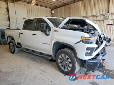 Czwarte zdjęcie samochodu z boku: 2026 CHEVROLET SILVERADO K2500 CUSTOM VIN:2GC4KME77T1152892 - miniatura