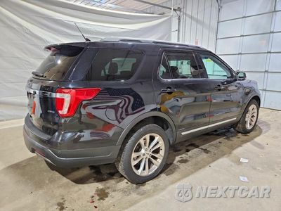 Trzecie zdjęcie samochodu z tyłu: 2019 FORD EXPLORER XLT VIN:1FM5K8D82KGA39578 - miniatura