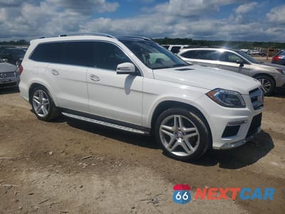 Czwarte zdjęcie samochodu z boku: 2015 MERCEDES-BENZ GL 550 4MATIC VIN:4JGDF7DE0FA448347 - miniatura